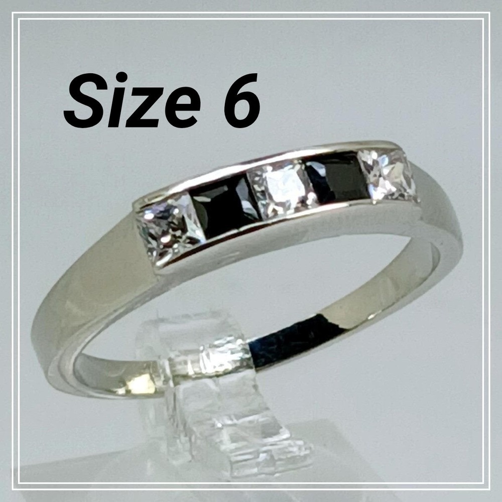 Vintage 90s Silver Princess Cut Black White Stone Channel Set Band Ring Size 6‎